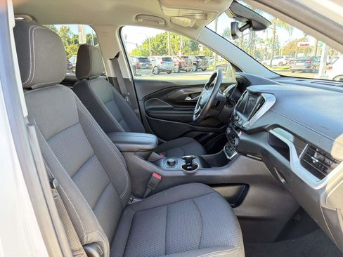 Used 2024 GMC Terrain SLE image 29