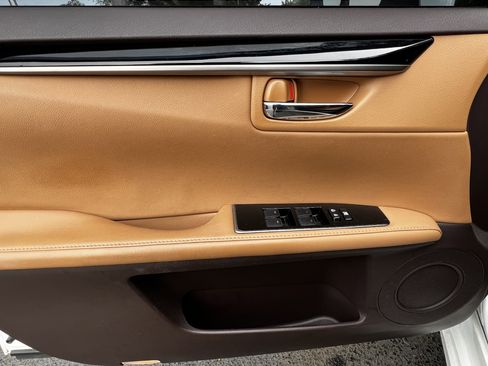 Used 2016 Lexus ES 350 w/ Accessory Package FWD image 13