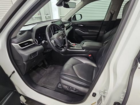 Used 2021 Toyota Highlander XLE AWD/4WD image 11