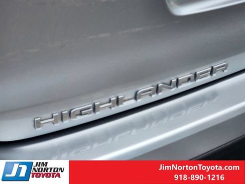 Used 2020 Toyota Highlander XLE FWD image 12