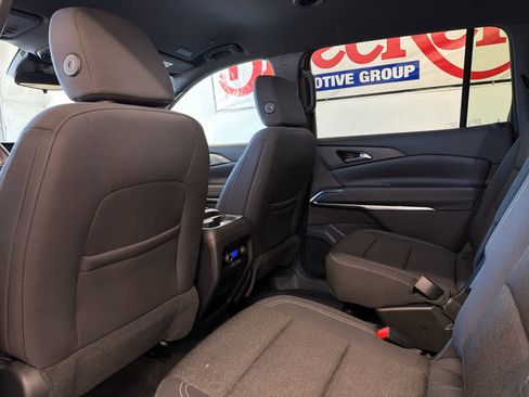 Used 2025 Chevrolet Traverse LT image 23