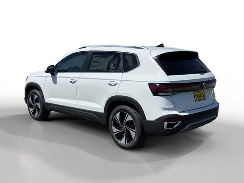 New 2026 Volkswagen Taos SE image 3