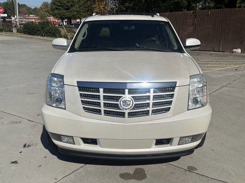 Used 2010 Cadillac Escalade ESV Luxury image 2