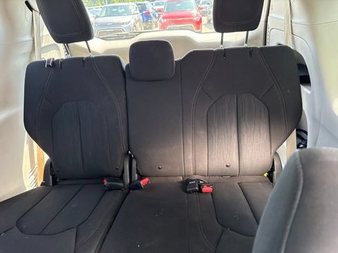 Used 2019 Chrysler Pacifica Touring Plus w/ Tire & Wheel Group FWD image 9
