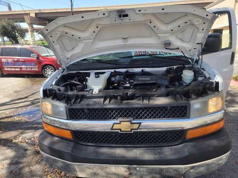 Used 2014 Chevrolet Express 3500 Extended RWD image 10