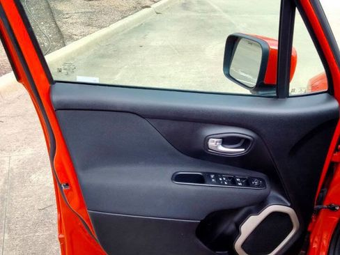 Used 2017 Jeep Renegade Latitude image 9