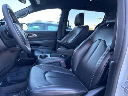 Used 2025 Chrysler Pacifica Select image 28