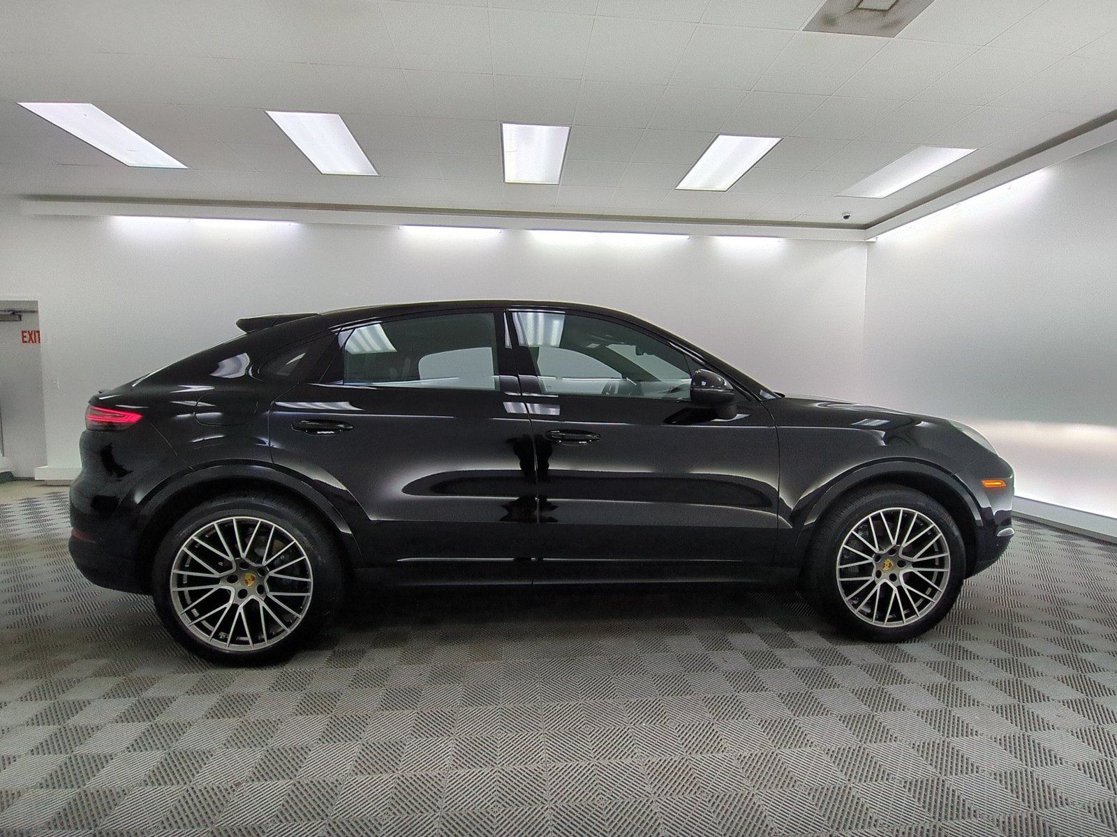 Used 2023 Porsche Cayenne S Platinum AWD/4WD image 6