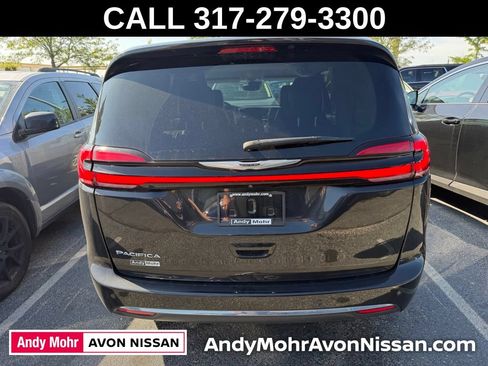 Used 2023 Chrysler Pacifica Touring-L FWD image 4