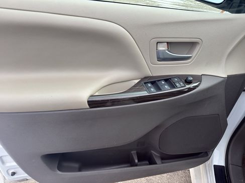 Used 2018 Toyota Sienna XLE w/ XLE Navigation Package image 9