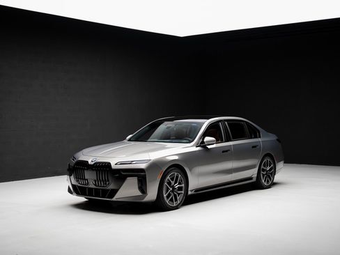 Used 2023 BMW 740i RWD image 4
