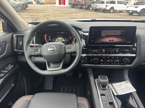 New 2026 Nissan Pathfinder Platinum image 11