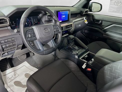 Certified 2025 Toyota Tacoma SR5 AWD/4WD image 9