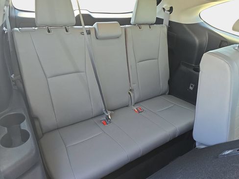 Used 2021 Toyota Highlander XLE FWD image 16