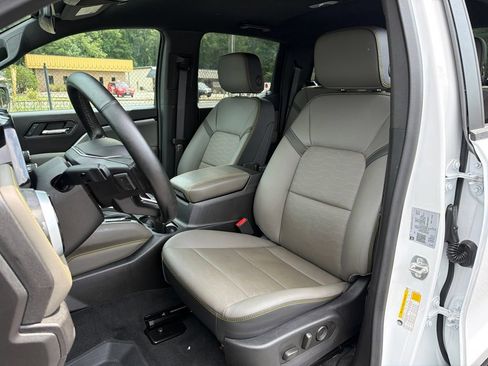 Used 2024 Chevrolet Colorado ZR2 w/ ZR2 Convenience Package III AWD/4WD image 17