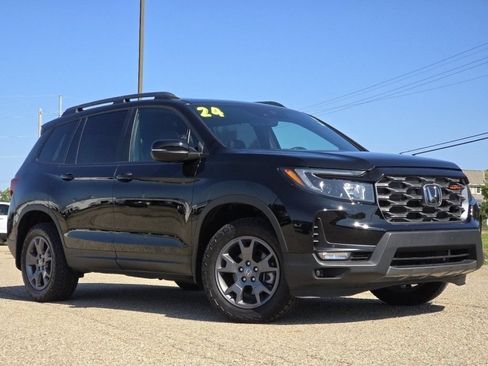 Used 2024 Honda Passport TrailSport image 2