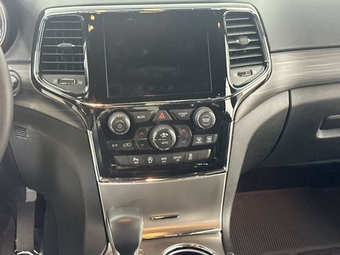 Used 2021 Jeep Grand Cherokee Laredo RWD image 18