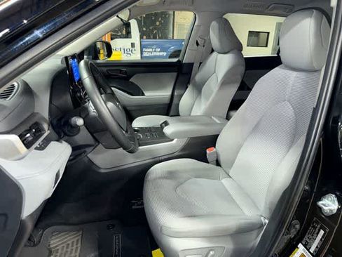 Used 2024 Toyota Highlander LE AWD/4WD image 15