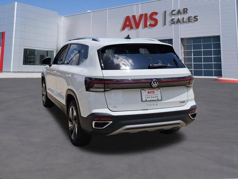 Used 2025 Volkswagen Taos SE AWD/4WD image 3