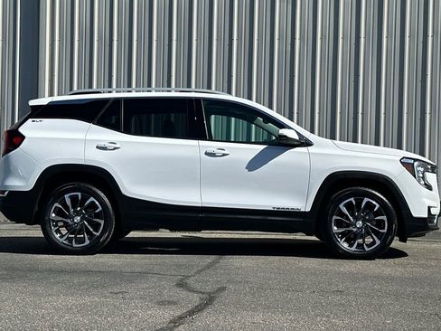 Used 2022 GMC Terrain SLT w/ Infotainment Package II AWD/4WD image 3