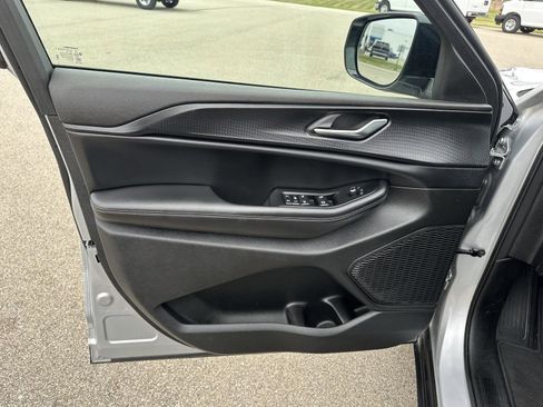 Used 2025 Jeep Grand Cherokee Altitude image 16