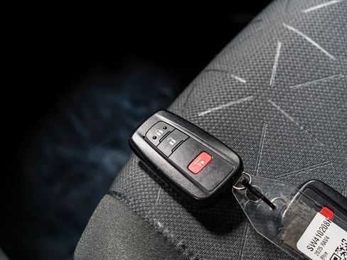 Certified 2025 Toyota RAV4 XLE FWD image 29