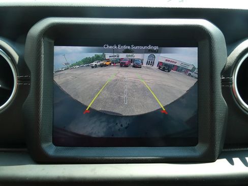 Used 2020 Jeep Wrangler Unlimited Sahara AWD/4WD image 32