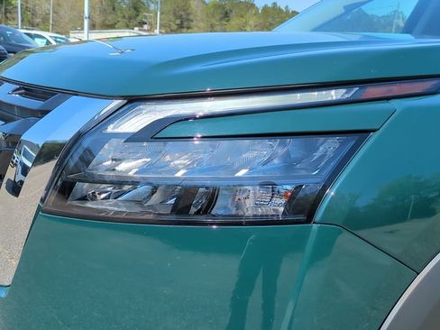 Used 2025 Nissan Pathfinder SL image 9