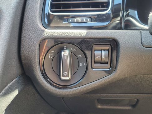 Used 2018 Volkswagen GTI SE image 15