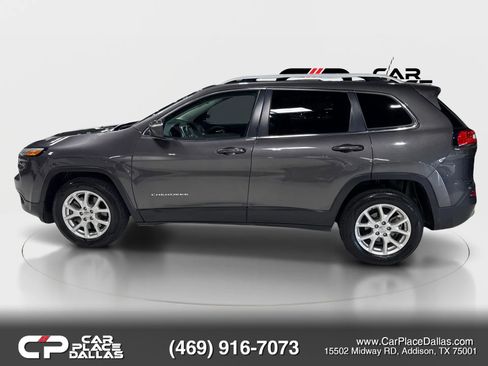 Used 2018 Jeep Cherokee Latitude Plus w/ Cold Weather Group FWD image 5