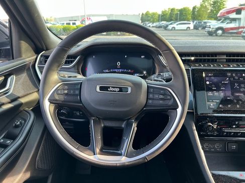Used 2023 Jeep Grand Cherokee L Laredo image 10