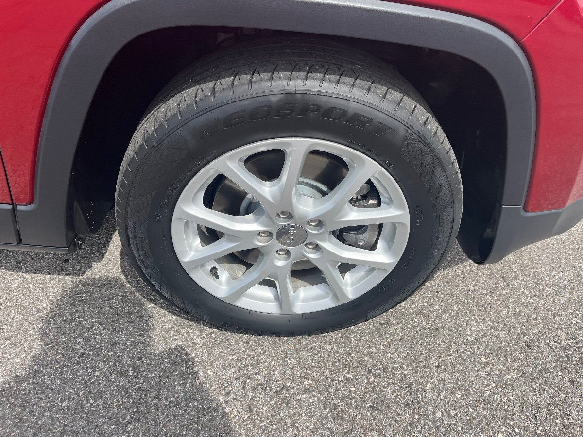 Used 2017 Jeep Cherokee Latitude w/ Comfort/Convenience Group FWD image 43