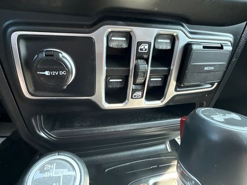 Used 2021 Jeep Wrangler Unlimited Sahara AWD/4WD image 32