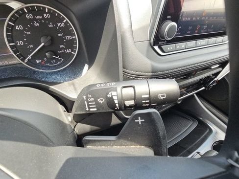 Used 2025 Nissan Rogue SV FWD image 34