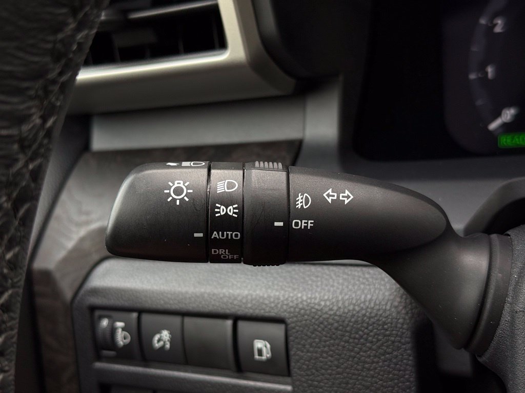 Used 2025 Toyota Tacoma Limited AWD/4WD image 34