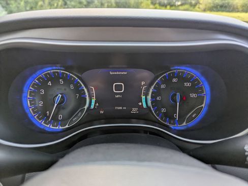 Used 2023 Chrysler Pacifica Touring-L FWD image 27