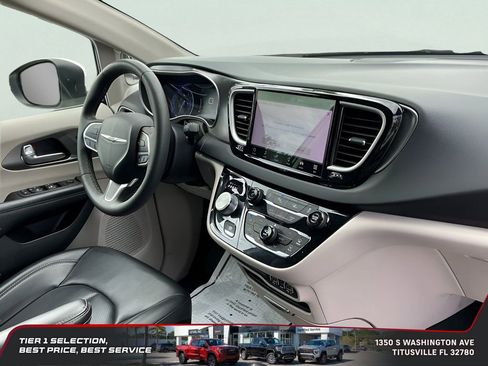 Used 2023 Chrysler Pacifica Touring-L FWD image 15