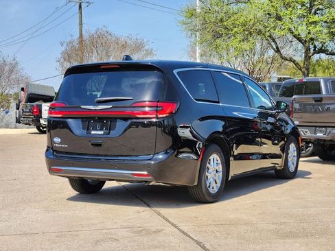 New 2026 Chrysler Pacifica Select image 3