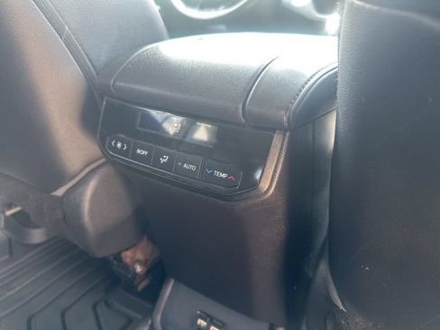 Used 2020 Toyota Highlander XLE AWD/4WD image 10