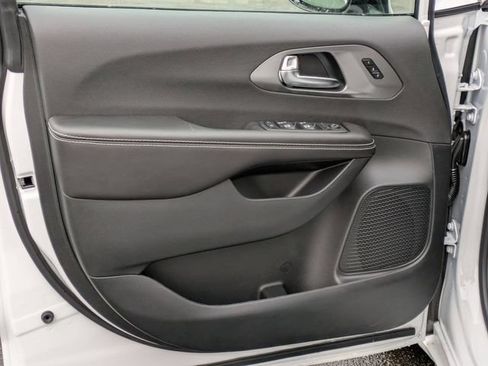 New 2026 Chrysler Pacifica Select w/ S Appearance Package FWD image 16