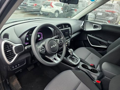 Used 2025 Kia Soul LX image 8