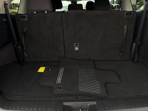 Used 2025 Toyota Highlander LE AWD/4WD image 17