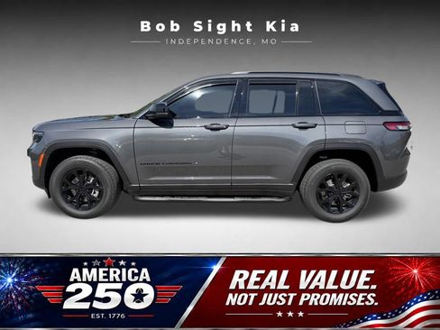 Used 2025 Jeep Grand Cherokee Altitude AWD/4WD image 6