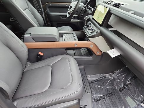 New 2024 Land Rover Defender 110 SE image 3