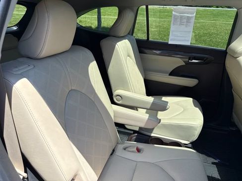 Used 2022 Toyota Highlander Platinum AWD/4WD image 14