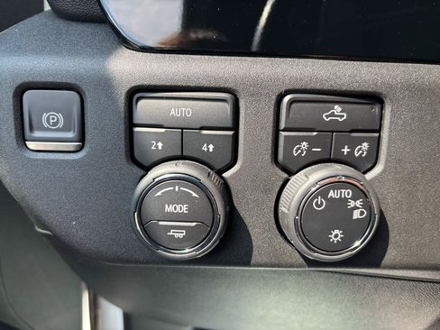 Used 2023 Chevrolet Silverado 1500 LT AWD/4WD image 16