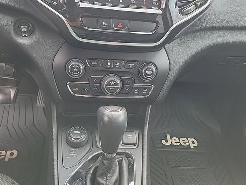 Used 2019 Jeep Cherokee Limited image 11