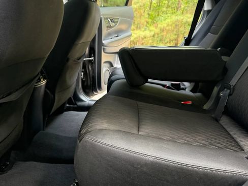 Used 2018 Nissan Rogue SV AWD/4WD image 11