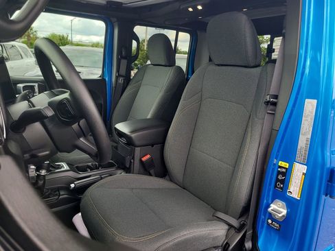 Certified 2025 Jeep Gladiator Sport AWD/4WD image 18
