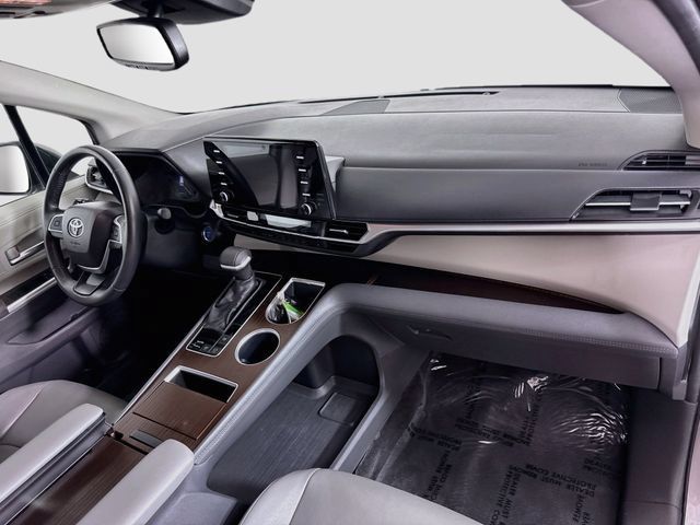 Certified 2024 Toyota Sienna XLE FWD image 32